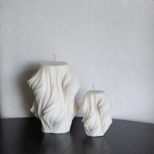 Skulpturale Kerze in Naturfarbe. Handgefertigt in Hamburg – Statement-Dekor im dänischen Design. 100 % natürliche, nachhaltige Materialien. Jedes Stück ein Unikat. Schleier Optik.