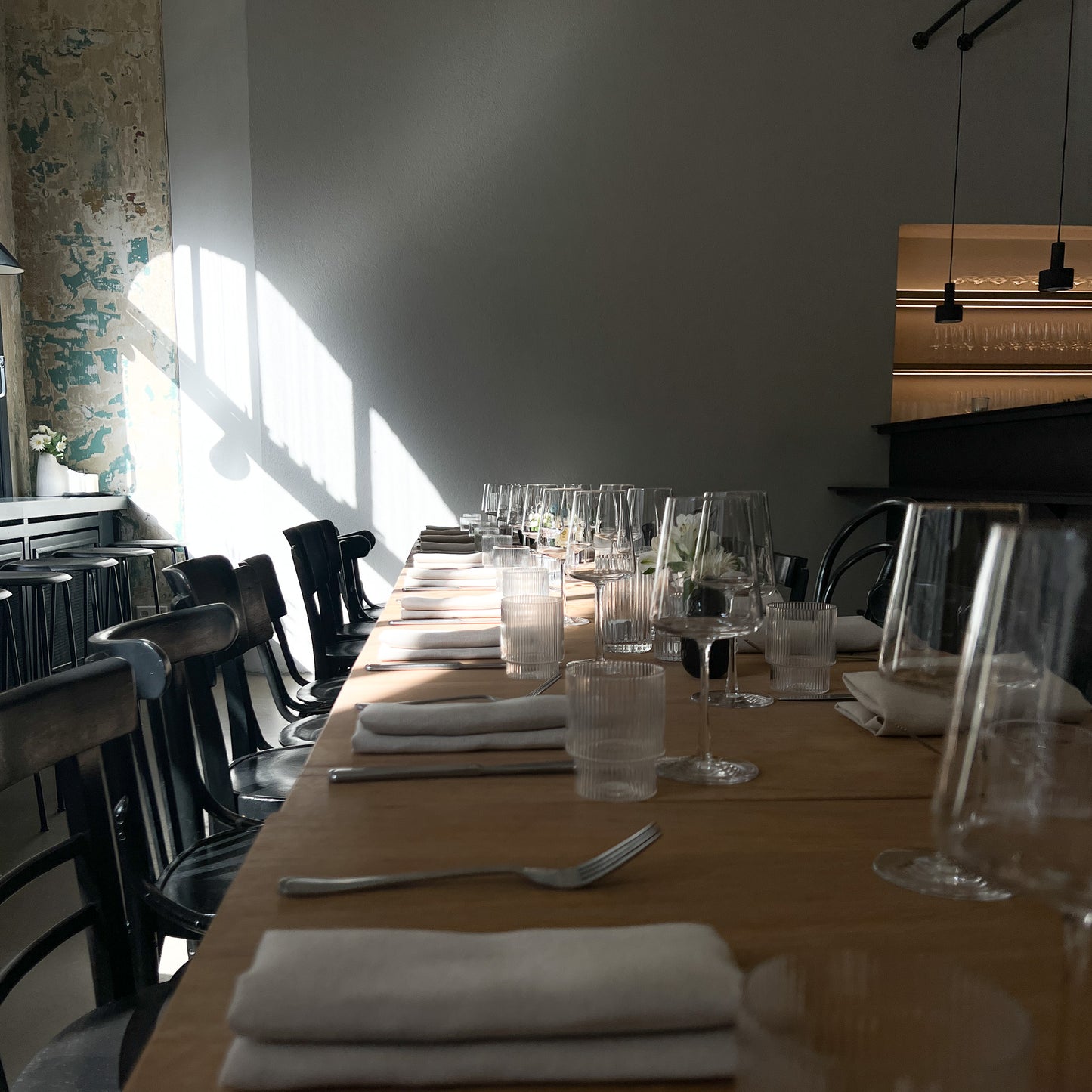 Tisch mit gläsern sonnenlicht und servietten eingedeckt