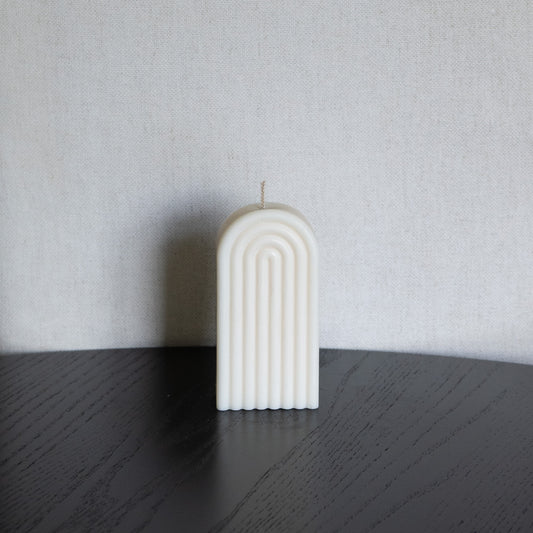 Kerze Farverig in natürlichem Cremeton – skulpturale Regenbogen Designkerzen, Rapswachs, handgefertigt in Hamburg, 100 % pflanzlich & nachhaltig. Studio Z.