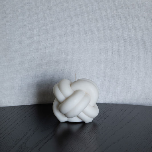 Knot Kerze in natürlichem Cremeton – skulpturale Designkerzen, Rapswachs, handgefertigt in Hamburg, 100 % pflanzlich & nachhaltig. Studio Z. Knotenform dänisches Design.