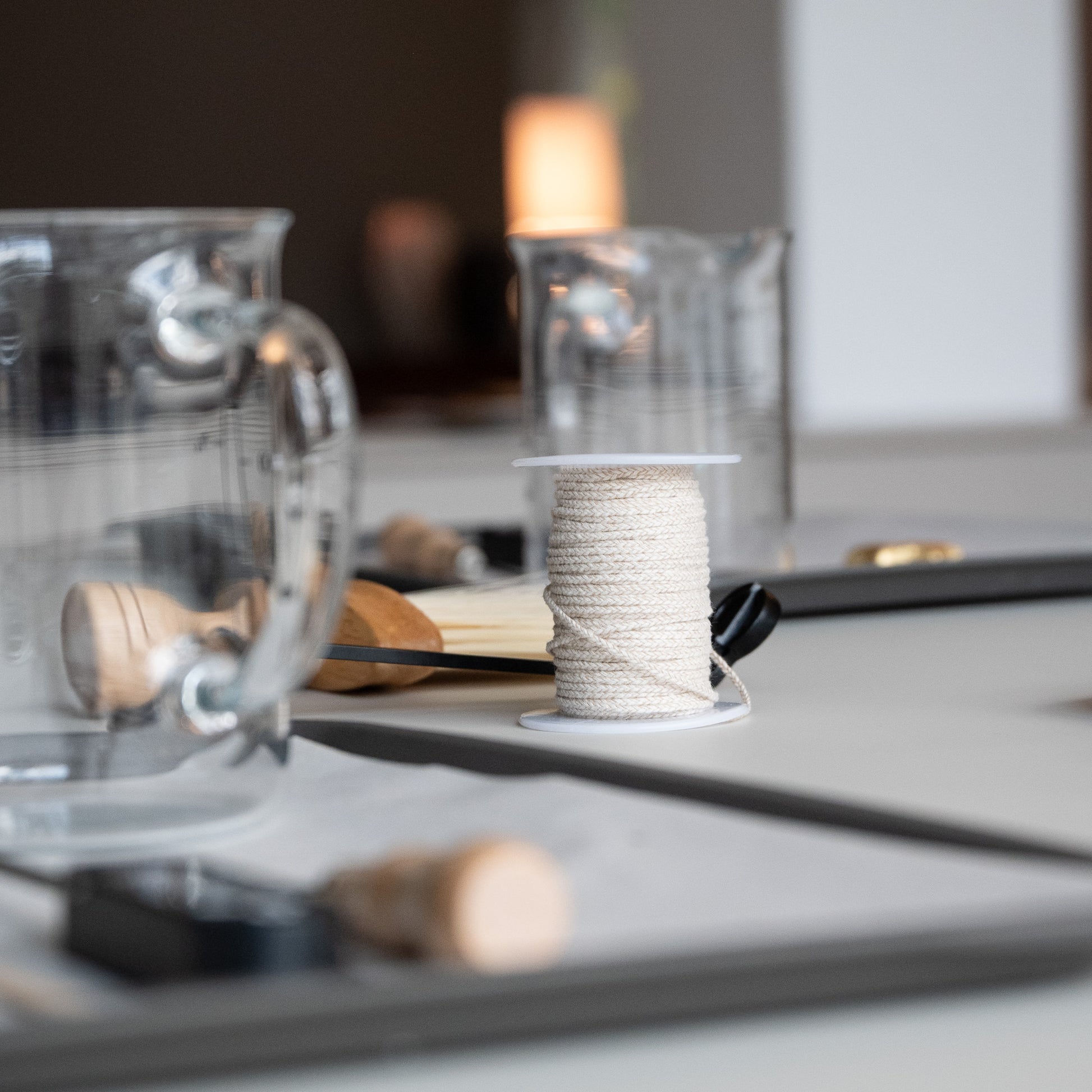 Tisch mit Kerzen Workshop Equipment Docht Wachs Schere Form Messbecher 