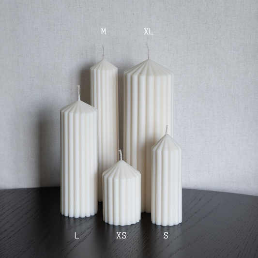 Kerzen Set Blocka in natürlichem Cremeton – skulpturales Designobjekt, Rapswachs, handgegossen in Hamburg, 100 % pflanzlich & nachhaltig. Studio Z. Riffelstruktur. Stumpenkerze.