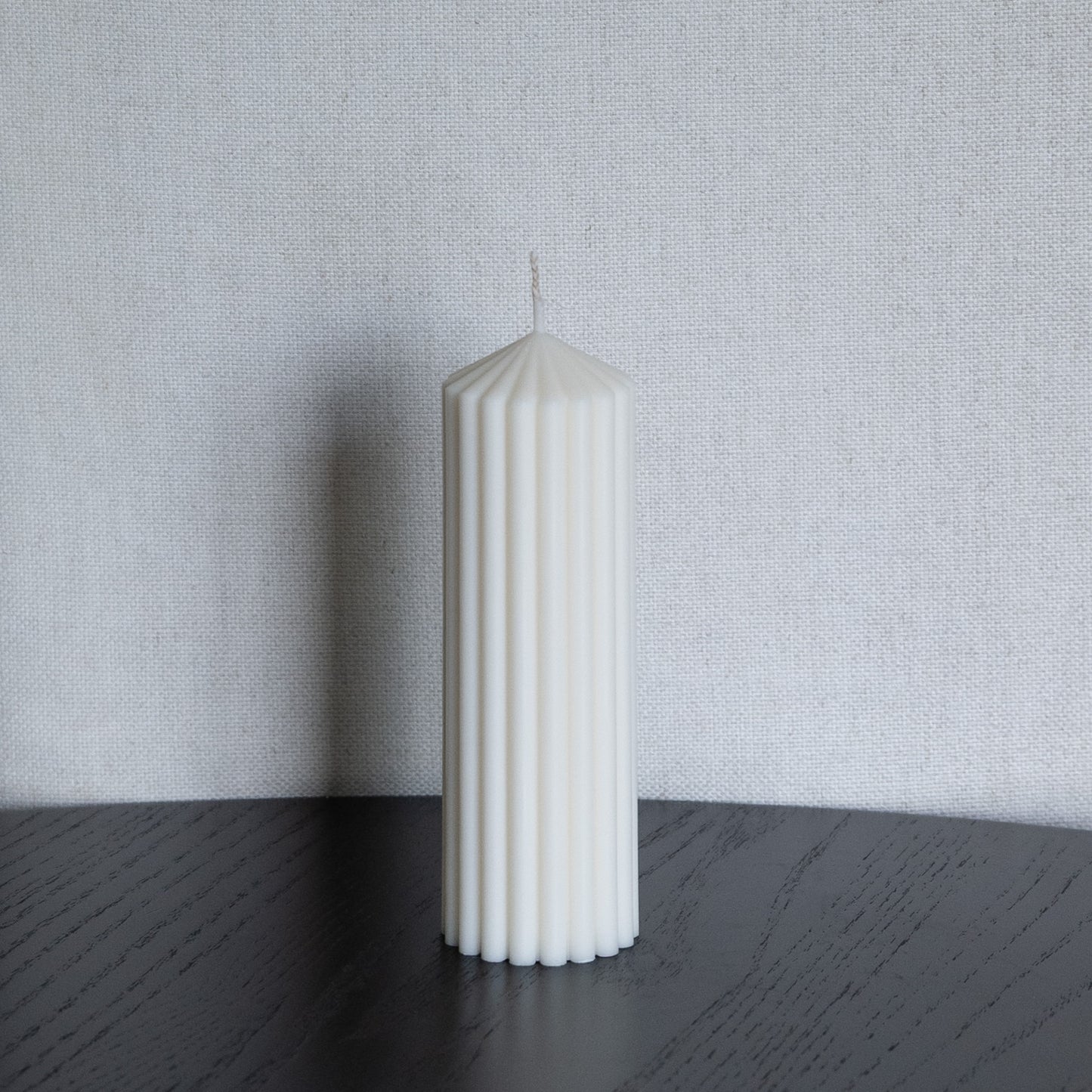 Kerzen Set Blocka in natürlichem Cremeton – skulpturales Designobjekt, Rapswachs, handgegossen in Hamburg, 100 % pflanzlich & nachhaltig. Studio Z. Riffelstruktur. Stumpenkerze.