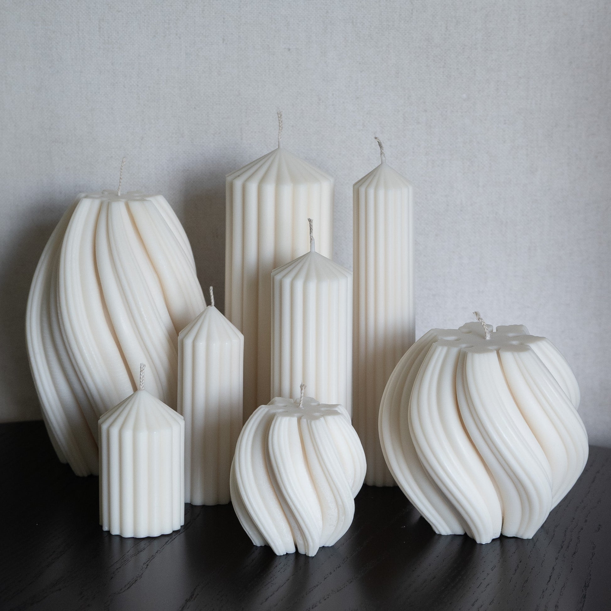 Kerzen Set Blocka in natürlichem Cremeton – skulpturale Designkerzen, Rapswachs, handgegossen in Hamburg, 100 % pflanzlich & nachhaltig. Studio Z. Riffelstruktur. Stumpenkerze. Bøluna.