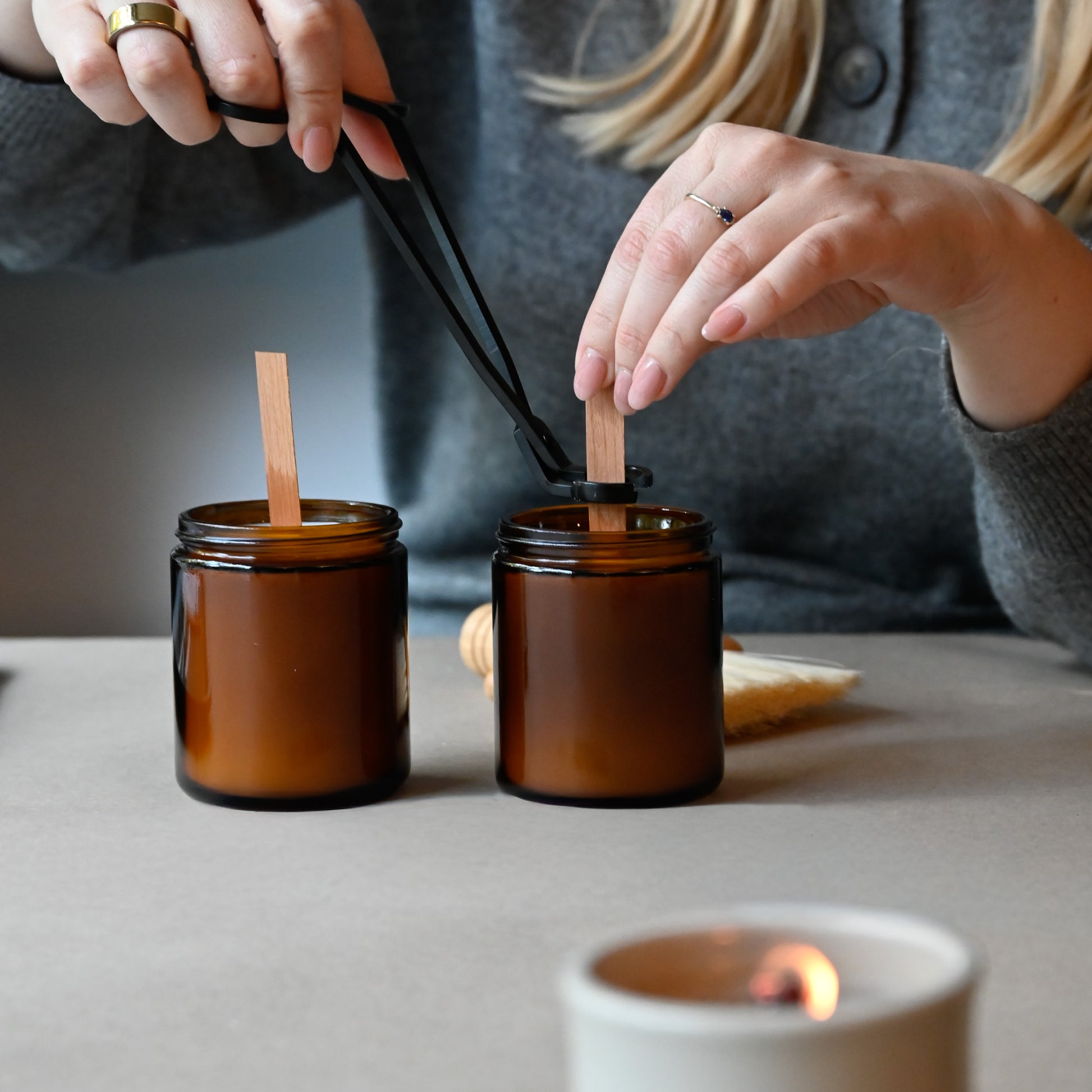 Kerzen Workshop Hamburg Frau Hände kürzen Knister Holzdocht bei Duftkerze 