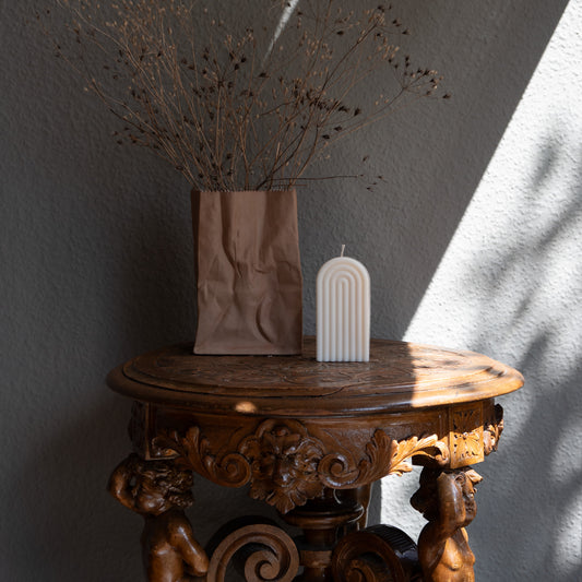 Kerzen Set Farverig in natürlichem Cremeton – skulpturale Regenbogen Designkerzen, Rapswachs, handgefertigt in Hamburg, 100 % pflanzlich & nachhaltig. Studio Z. Dekoriert auf barockem Tisch im Schatten-Lichtspiel der Sonne mit Vase.