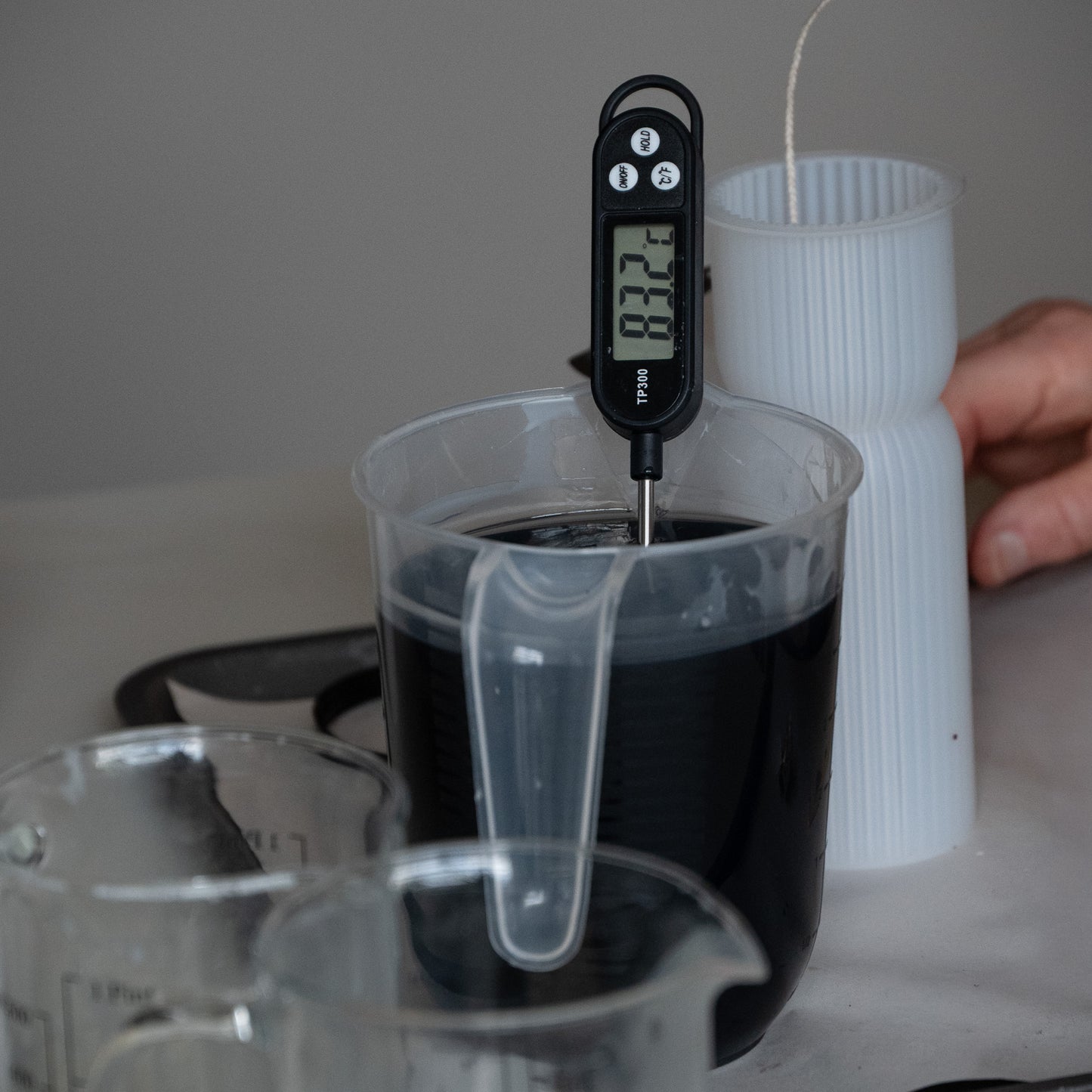 Messbecher mit Thermometer zum Kerzen gießen Workshop Hamburg mit Formkerze