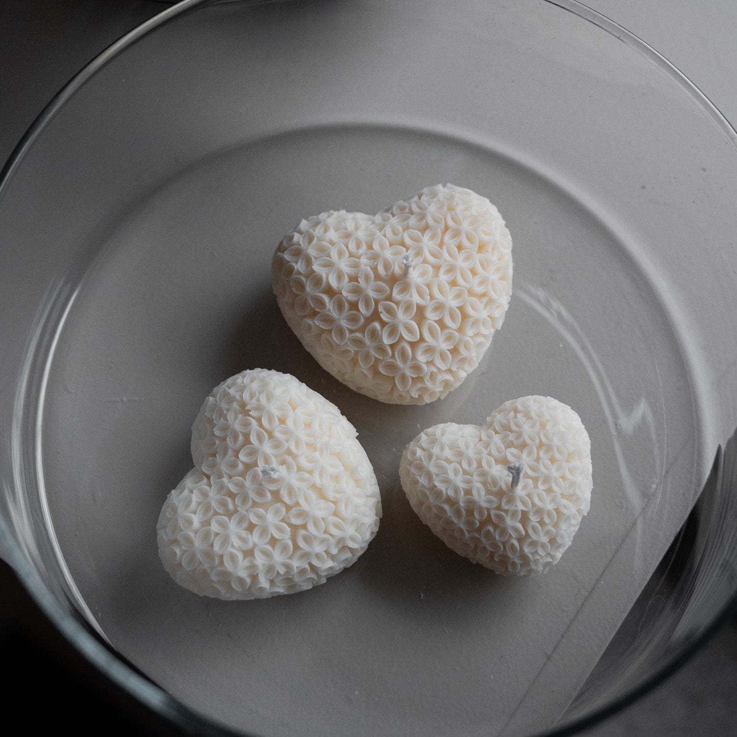 drei Herzen als Kerzen mit Blüten Ornamenten in Vase zum workshop valentinstag kerzengiessen herzform blüten vase dunkel elegant interior 14.2. und 13.2. hamburg