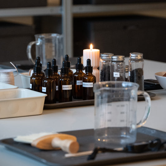 Tisch mit Kerzen Equipment Kerzen Workshop Hamburg Düften Farben Formen Messbecher Handmade