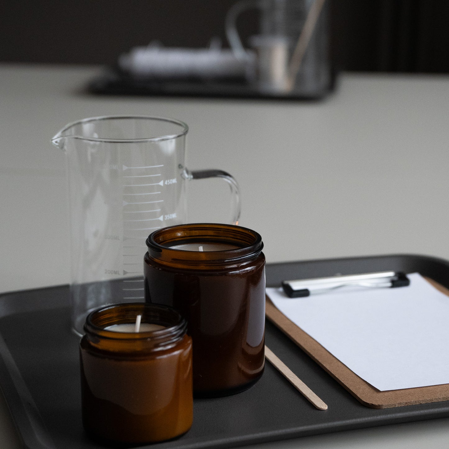 gefäßkerzen glas klein und groß auf tablett workshop studio Z Hamburg kerzengießen