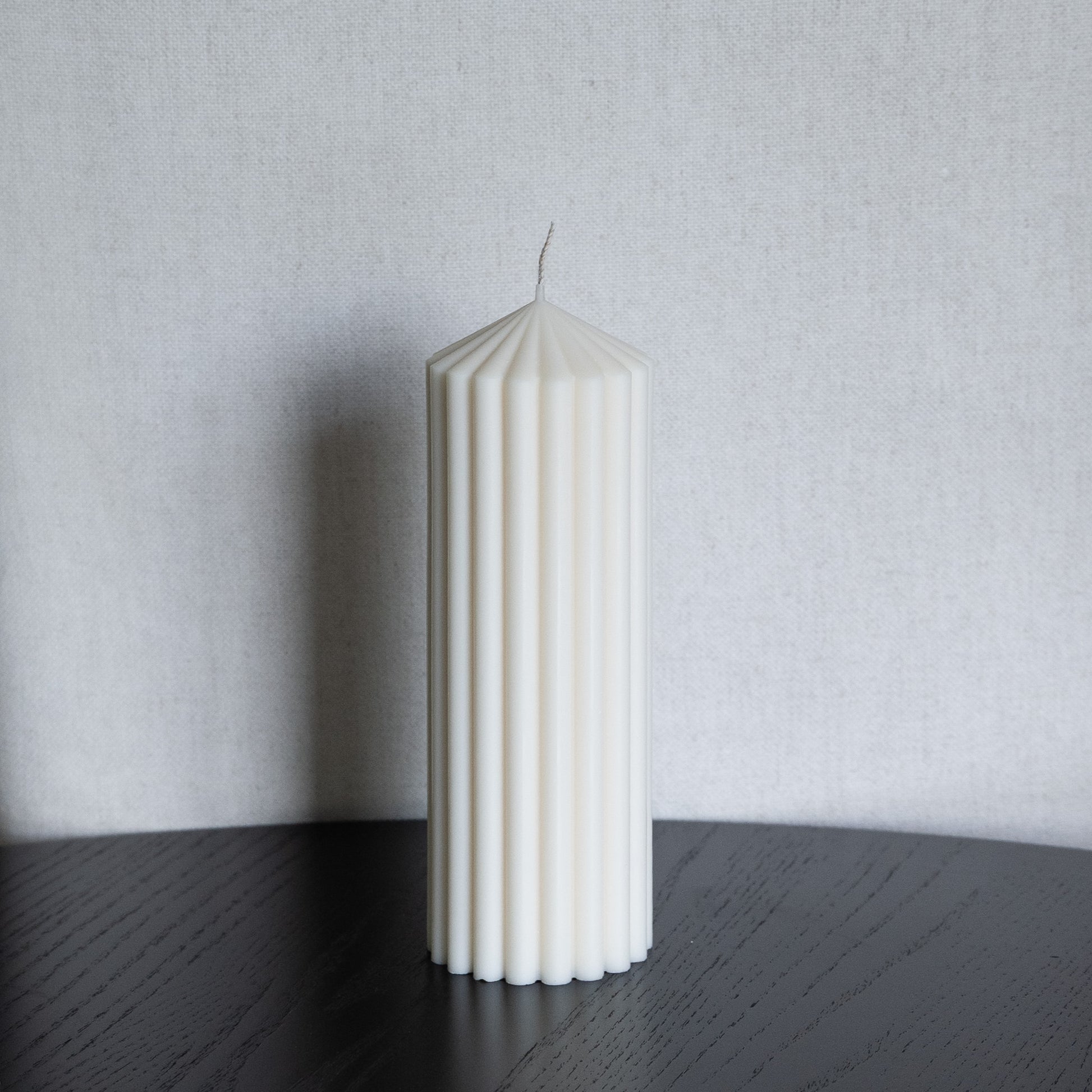 Kerze Blocka in natürlichem Cremeton – skulpturales Designobjekt, Rapswachs, handgegossen in Hamburg, 100 % pflanzlich & nachhaltig. Studio Z. Riffelstruktur. Stumpenkerze.