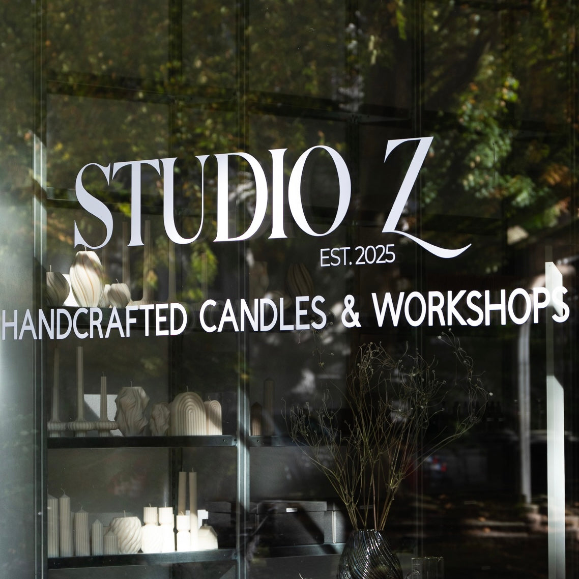 Studio Foto von außen sonnig Schriftzug Studio Z handcrafted candles & Workshops Hamburg Est 2025