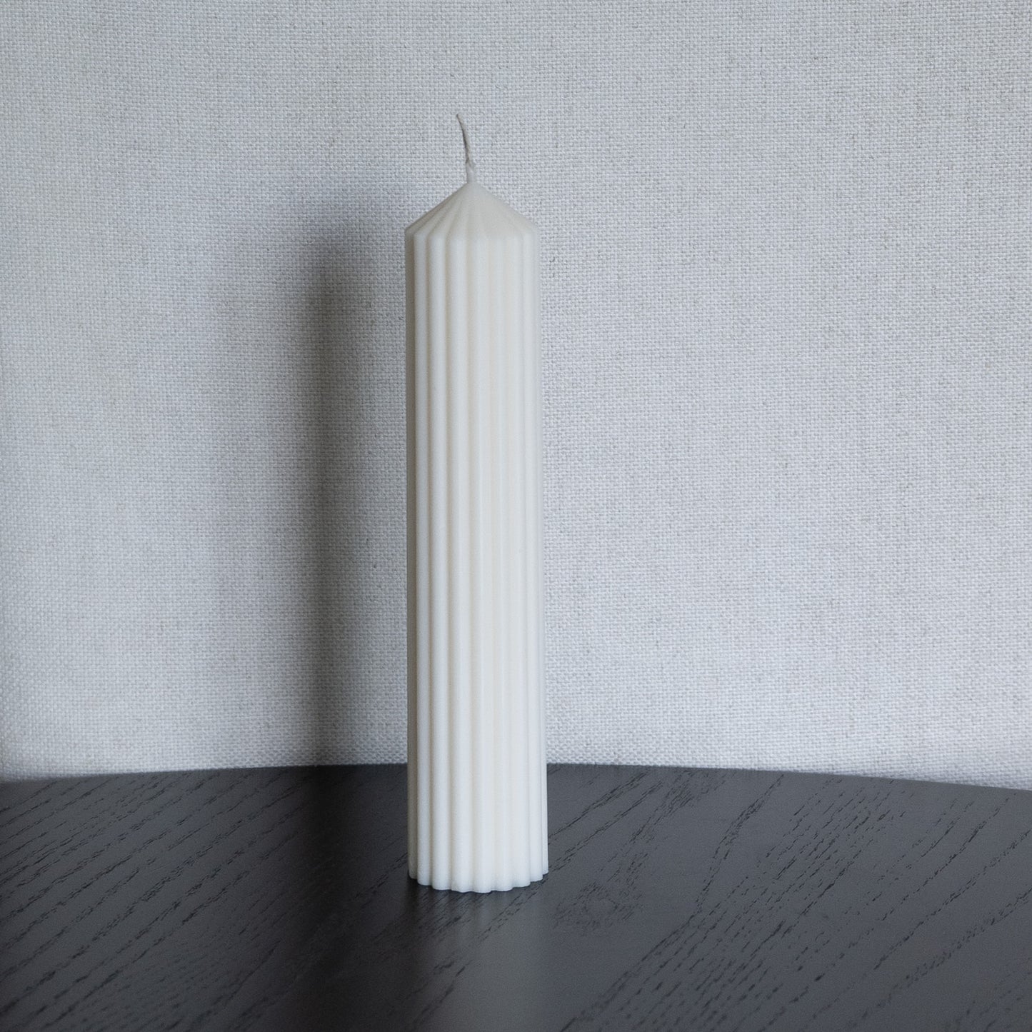 Kerzen Set Blocka M in natürlichem Cremeton – skulpturales Designobjekt, Rapswachs, handgegossen in Hamburg, 100 % pflanzlich & nachhaltig. Studio Z. Riffelstruktur. Stumpenkerze.