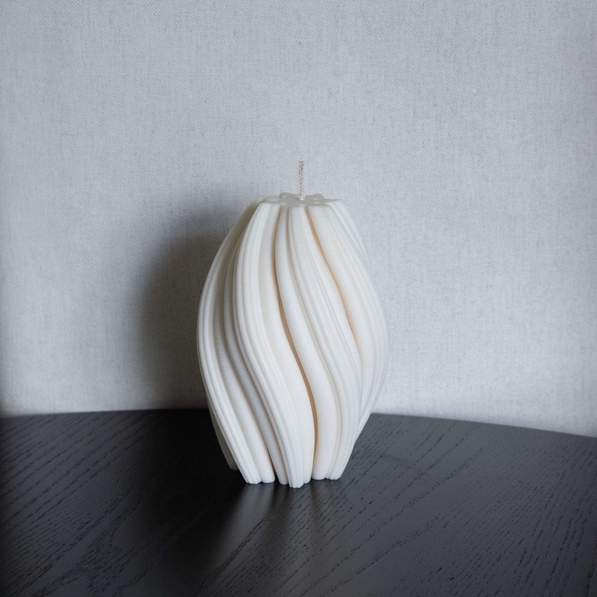 Kerze Boluna in natürlichem Cremeton – skulpturale Designkerzen, Rapswachs, handgefertigt in Hamburg, 100 % pflanzlich & nachhaltig. Studio Z. Wellenstruktur. 