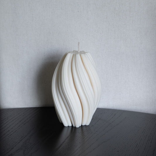 Kerze Boluna in natürlichem Cremeton – skulpturale Designkerzen, Rapswachs, handgefertigt in Hamburg, 100 % pflanzlich & nachhaltig. Studio Z. Wellenstruktur. 