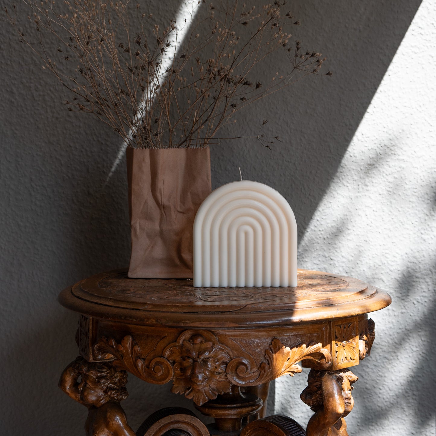 Farverig Set in natürlichem Cremeton – skulpturale Regenbogen Designkerzen, Rapswachs, handgefertigt in Hamburg, 100 % pflanzlich & nachhaltig. Studio Z. Dekoriert auf barockem Tisch im Schatten-Lichtspiel der Sonne mit Vase.