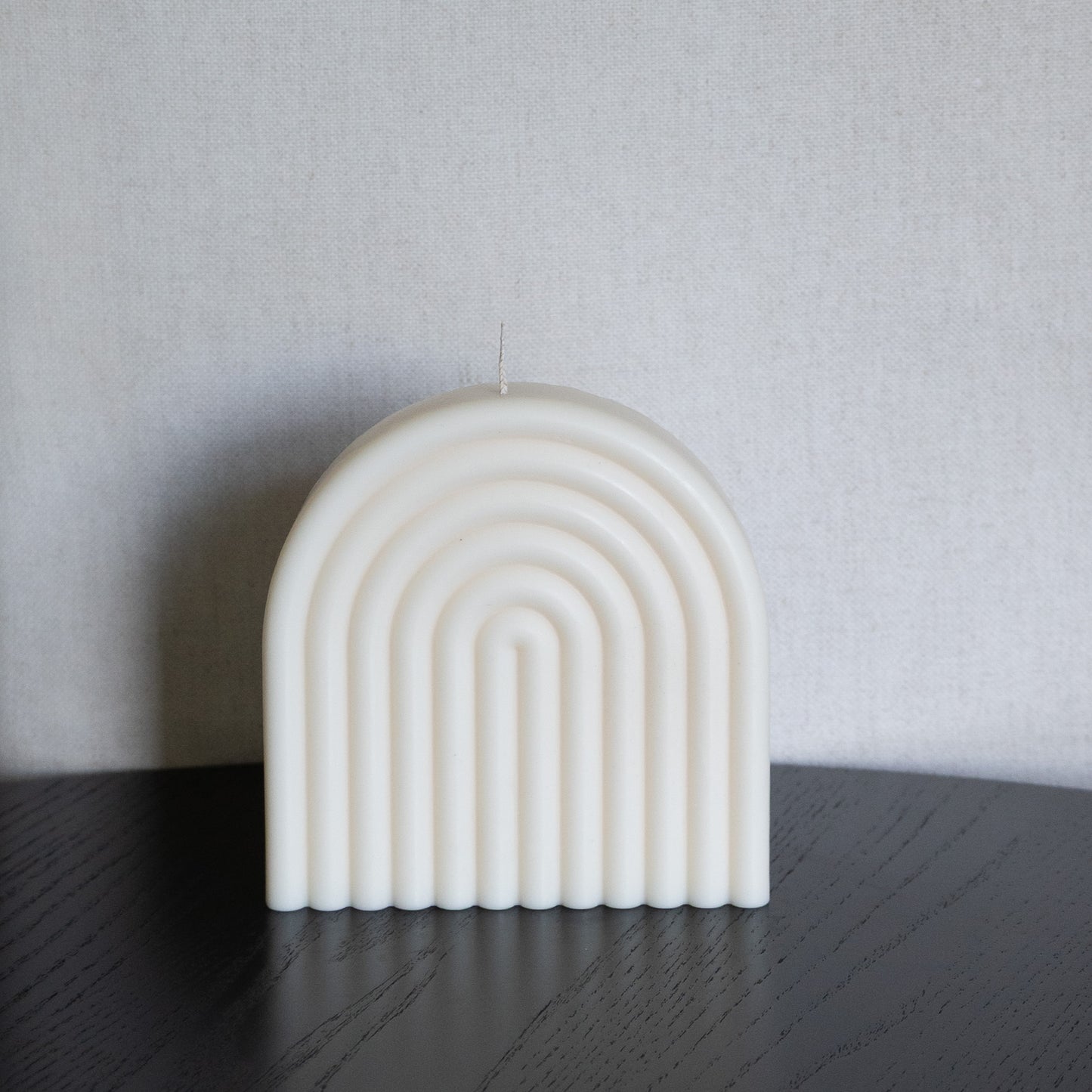 Kerze Farverig in natürlichem Cremeton – skulpturale Regenbogen Designkerzen, Rapswachs, handgefertigt in Hamburg, 100 % pflanzlich & nachhaltig. Studio Z. 