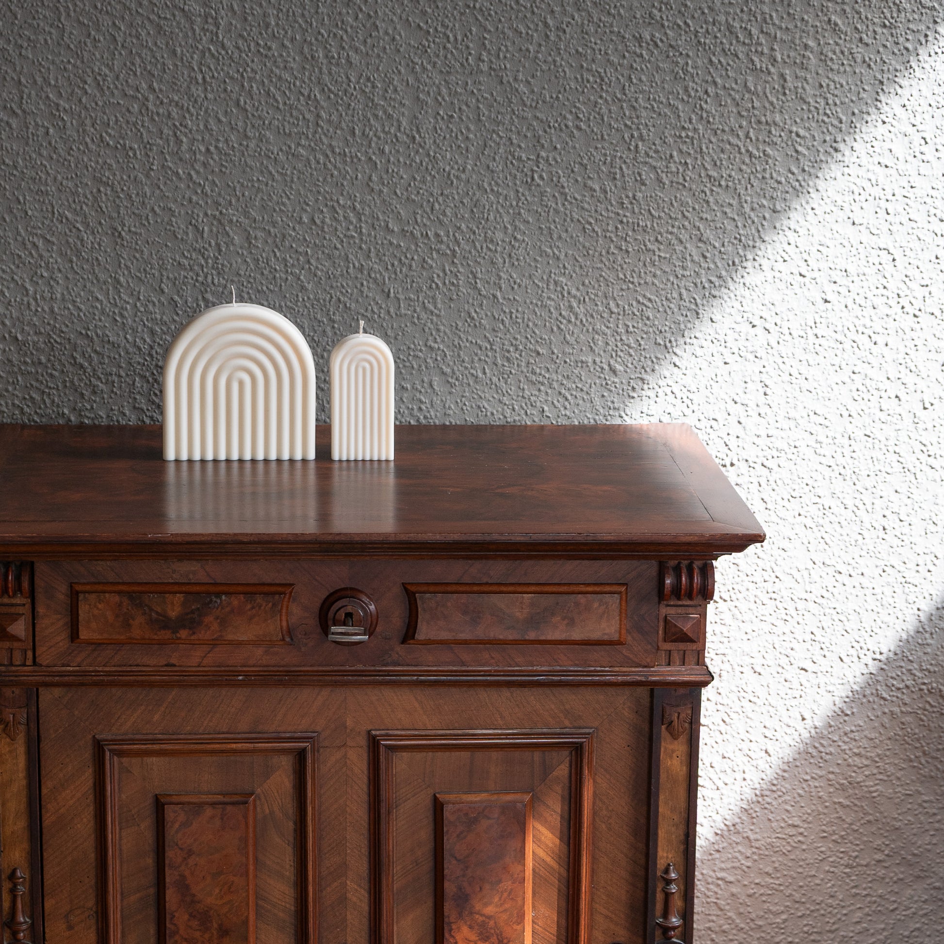 Kerzen Set Farverig in natürlichem Cremeton – skulpturale Regenbogen Designkerzen, Rapswachs, handgefertigt in Hamburg, 100 % pflanzlich & nachhaltig. Studio Z. Dekoriert auf barockem Tisch im Schatten-Lichtspiel der Sonne mit Vase.