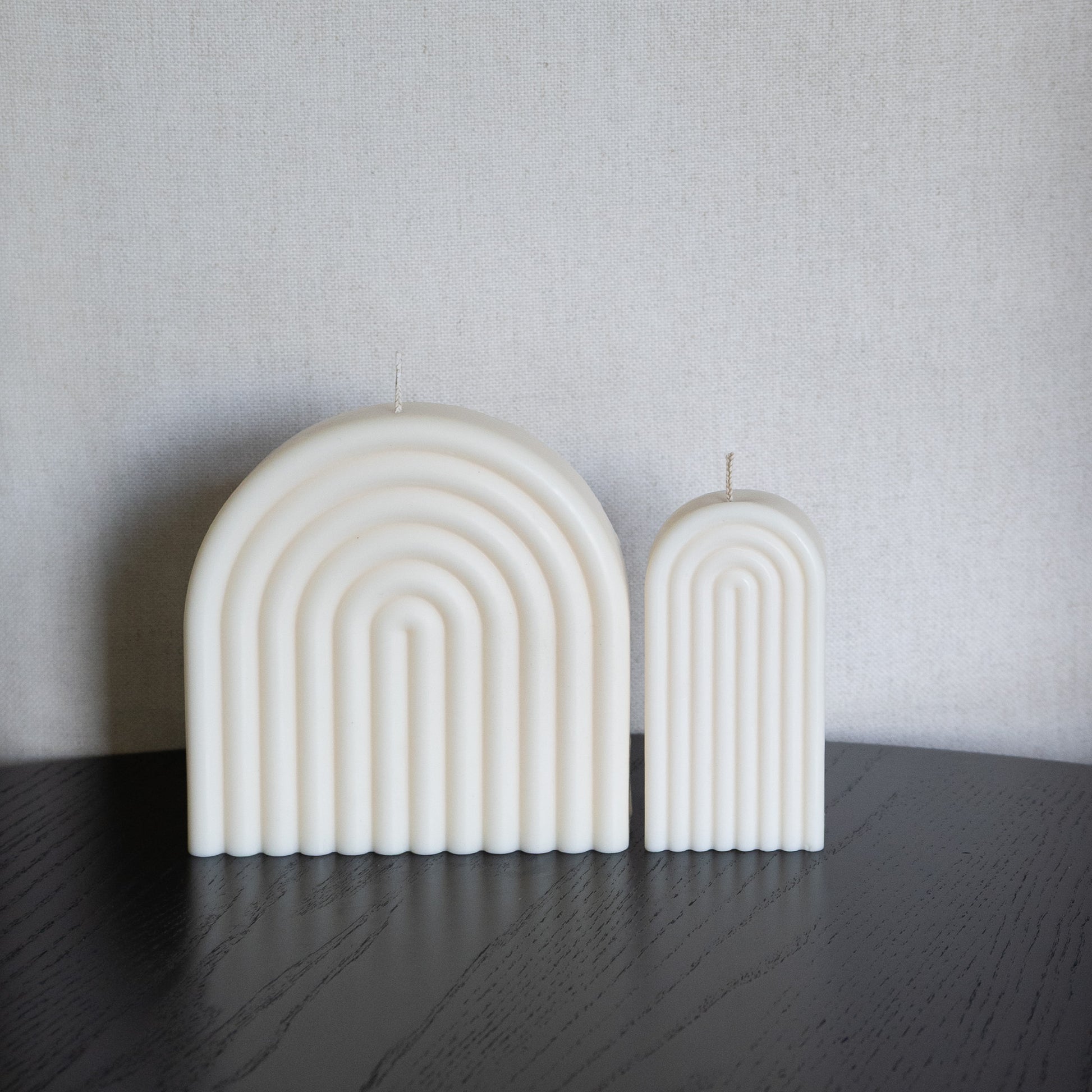 Kerzen Set Farverig in natürlichem Cremeton – skulpturale Regenbogen Designkerzen, Rapswachs, handgefertigt in Hamburg, 100 % pflanzlich & nachhaltig. Studio Z. 