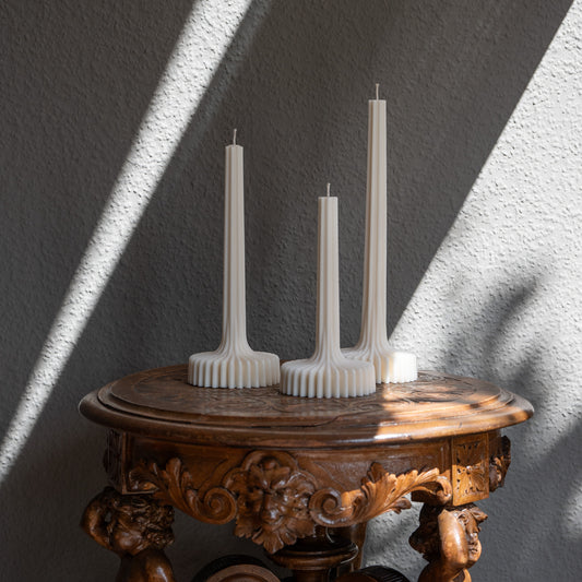 Kerzen Set Fylda in natürlichem Cremeton – skulpturale Designkerzen, Rapswachs, handgefertigt in Hamburg, 100 % pflanzlich & nachhaltig. Studio Z. Dreier Set mit aufstrebendem Stiel und skulpturalem Plateau. Dekoriert auf barockem Tisch im Schatten-Lichtspiel der Sonne.