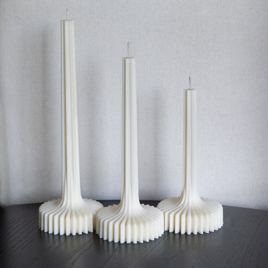 3er Kerzen Set Fylda in natürlichem Cremeton – skulpturale Designkerzen, Rapswachs, handgefertigt in Hamburg, 100 % pflanzlich & nachhaltig. Studio Z. Dreier Set mit aufstrebendem Stiel und skulpturalem Plateau. Dekoriert auf schwarzem Tisch vor Leinenstruktur.