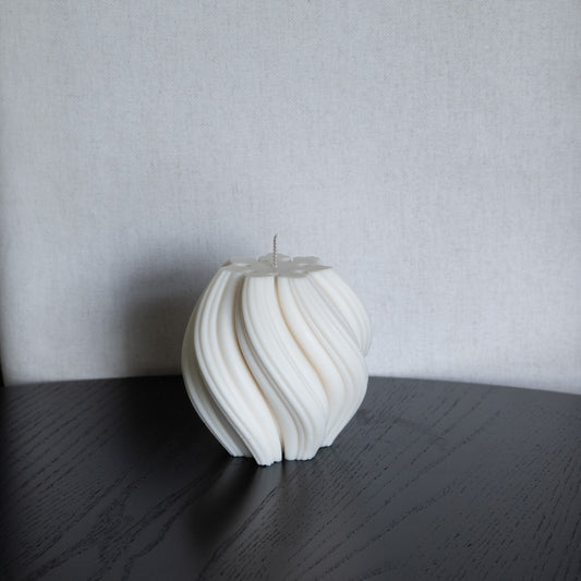 Boluna Kerzen in natürlichem Cremeton – skulpturale Designkerzen, Rapswachs, handgefertigt in Hamburg, 100 % pflanzlich & nachhaltig. Studio Z, geschwungen und bauchig. Dekoriert auf schwarzem Tisch.