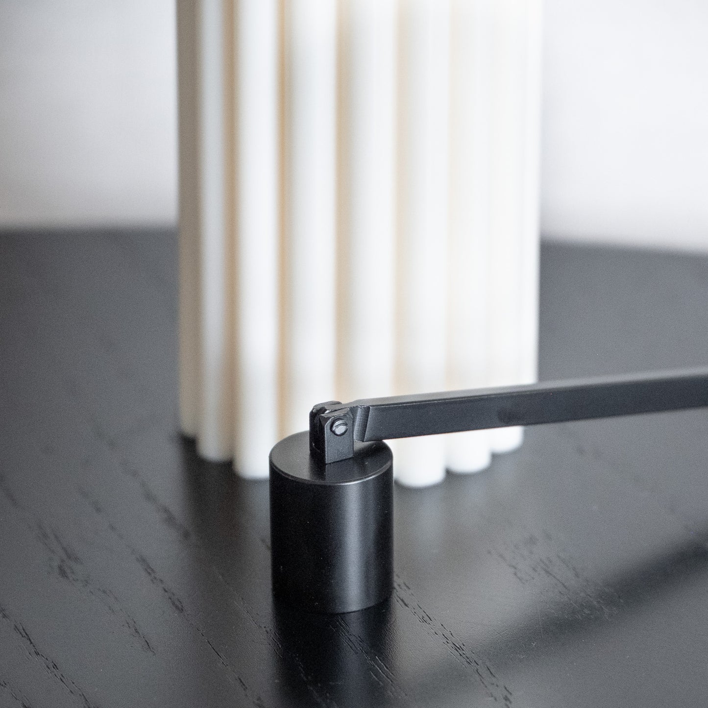 Schwarzer Kerzenlöscher aus Metall – handgefertigtes Accessoire für Kerzenliebhaber:inne