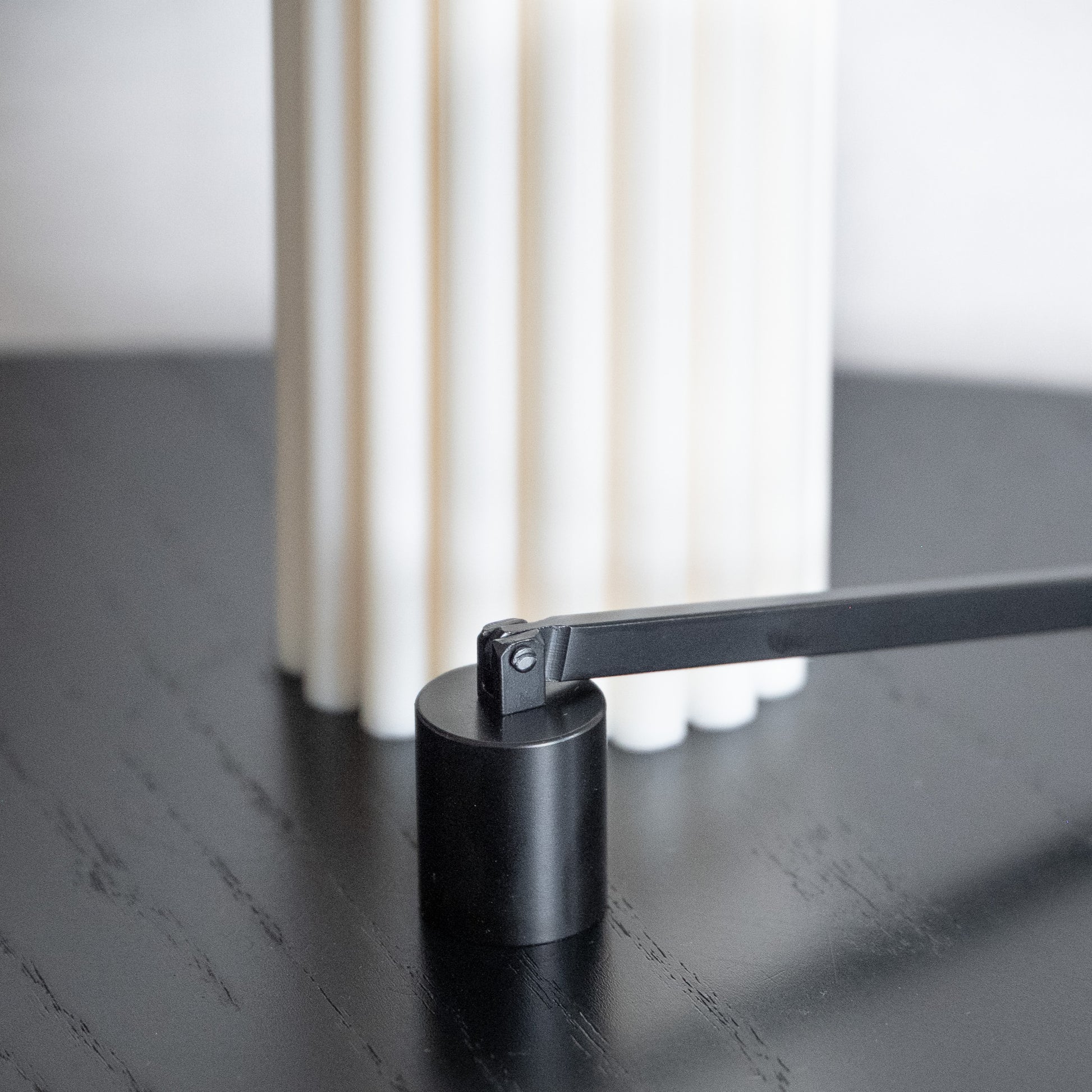 Schwarzer Kerzenlöscher aus Metall – handgefertigtes Accessoire für Kerzenliebhaber:inne