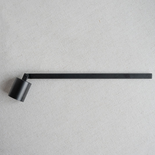 Schwarzer Kerzenlöscher aus Metall – Accessoire für Kerzenliebhaber:innen auf hellem Untergrund