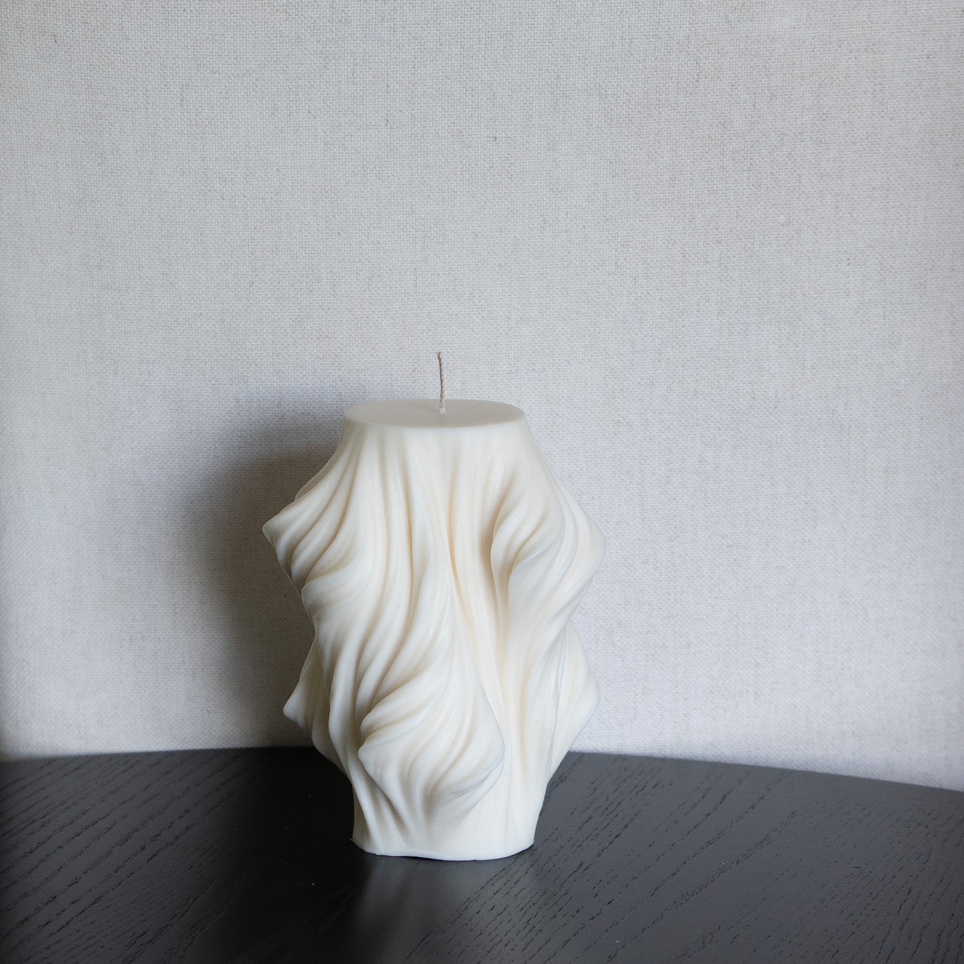 Kerze Slor in natürlichem Cremeton – skulpturale Designkerzen, Rapswachs, handgefertigt in Hamburg, 100 % pflanzlich & nachhaltig. Studio Z. Schleierform.