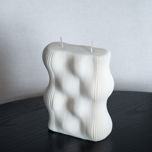 Væg Kerze in natürlichem Cremeton – Designkerzen aus Rapswachs, handgefertigt in Hamburg. 100 % pflanzlich & nachhaltig. Studio Z. Skulpturale Wellenform wie eine horizontale Wachswand. 